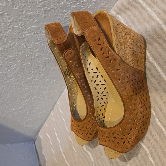 Kenneth Cole Reaction. Size 9. Brown heels - Picture 5 of 13